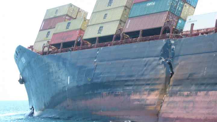 Чому контейнери не падають з транспортних кораблів